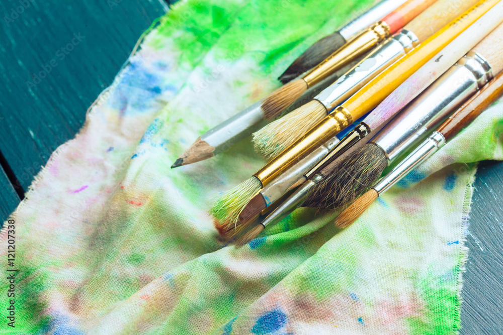Obraz premium Paint brushes on wooden background