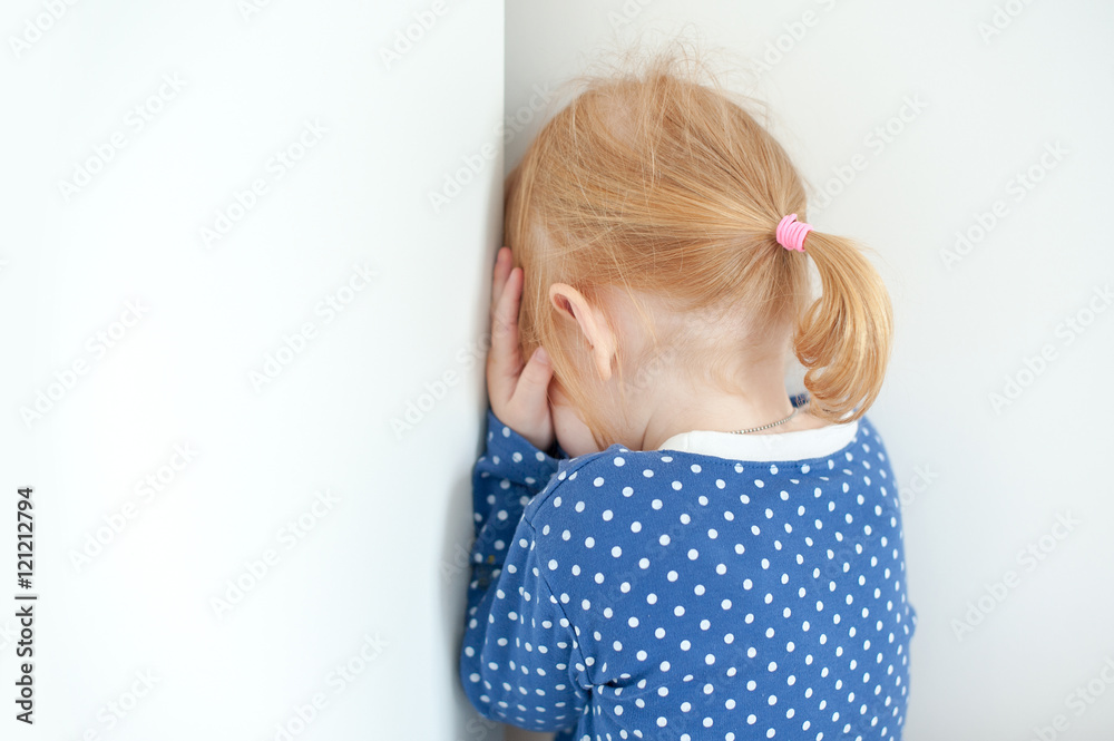 Ταπετσαρία Redheaded girl is punished in the corner