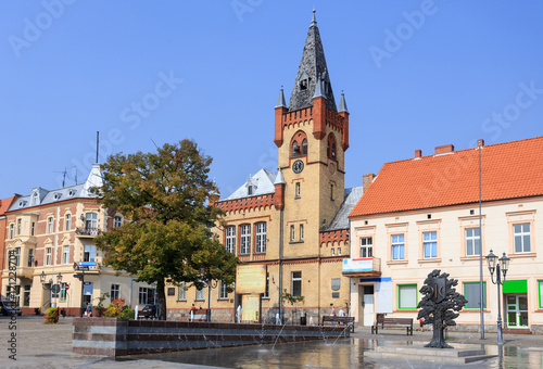 Świecie nad Wisłą - Duży rynek. Centralnie położony przy ulicy Klasztornej neogotycki budynek ratusza z 1879 roku photo