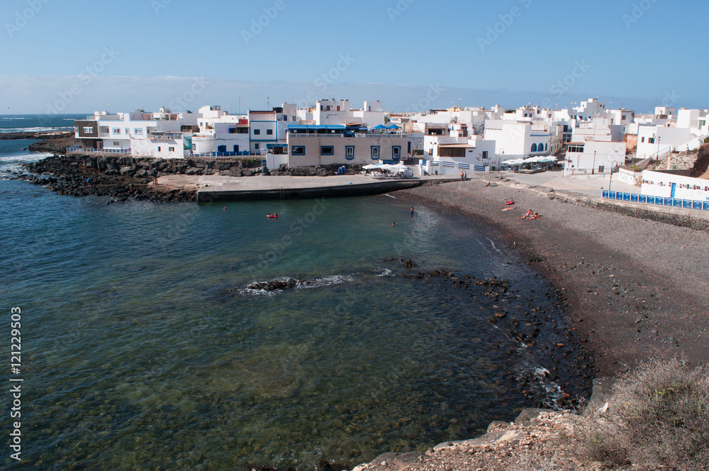 Fuerteventura, Isole Canarie: vista del vecchio porto di El Cotillo con le tipiche casette bianche del villaggio dei pescatori il 5 Settembre 2016