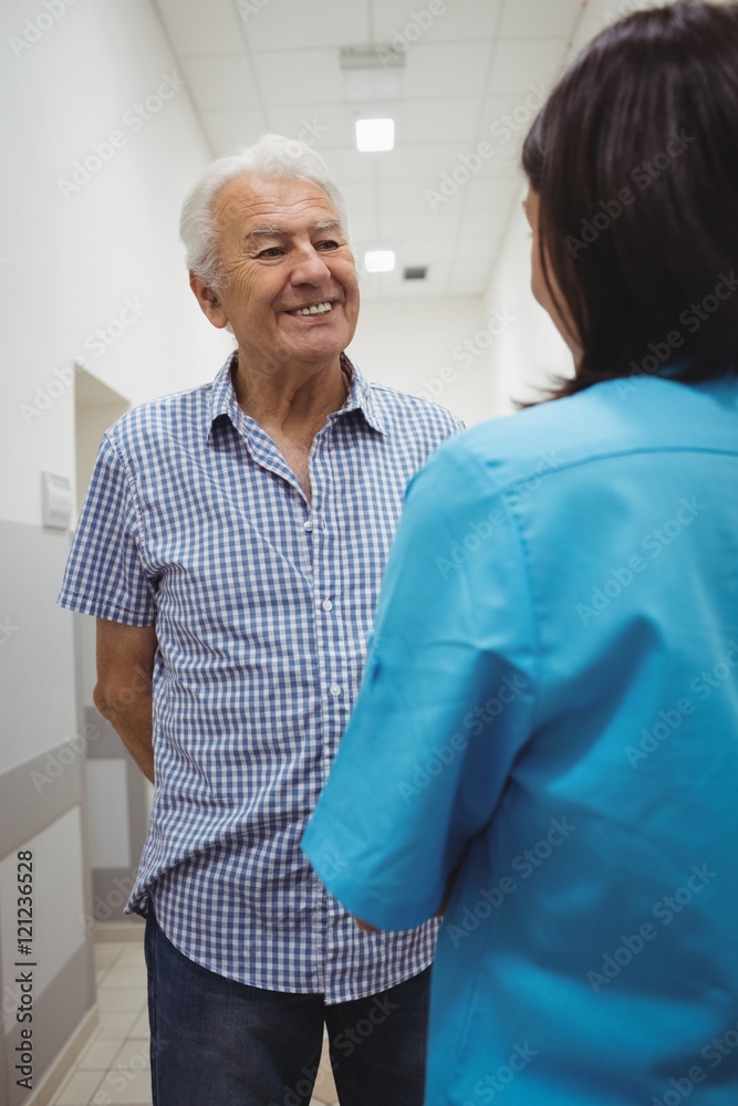 Obraz premium Female doctor interacting with patient