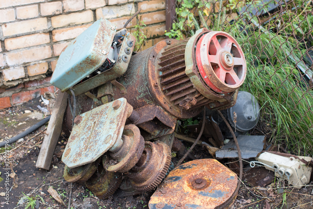 Discarded the old broken motor Discarded the old broken motor