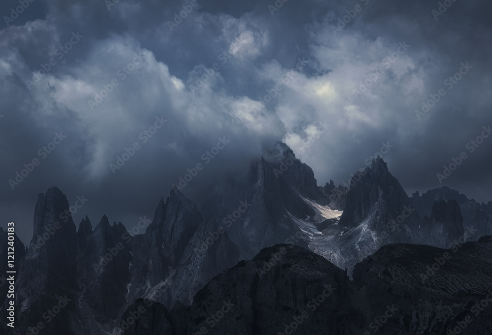 Φωτογραφία Dramatic and imposing mountain peaks under thick cloud