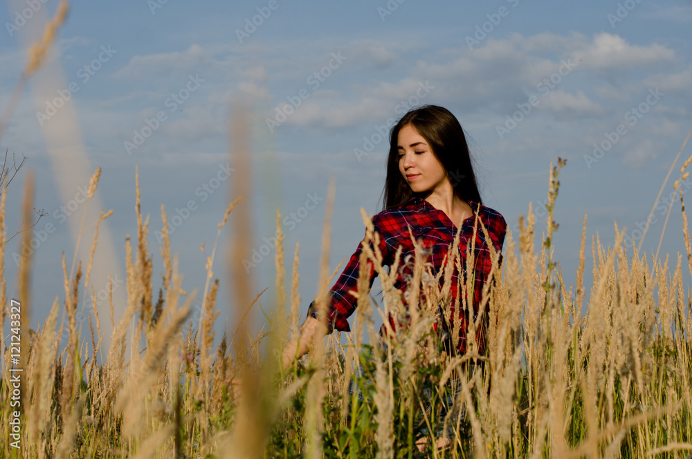 Obraz premium girl walking in field
