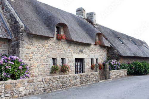 Chaumières bretonnes traditionnelles de Kerascoet, proche Concarneau en Bretagne photo
