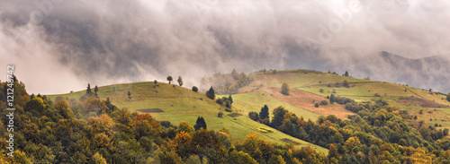 Obraz na płótnie Autumn foggy mountain panorama. Fall rain and mist w salonie