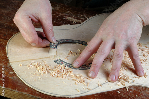 Luthier makes installation rosette classical guitar