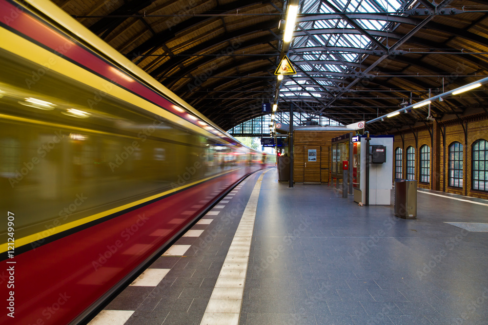 Obraz premium Bahnhof mit einem vorbeifahrenden Zug