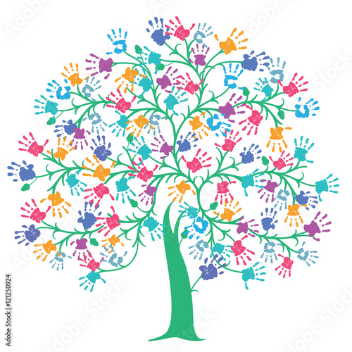 Baum mit bunten Handabdrücken