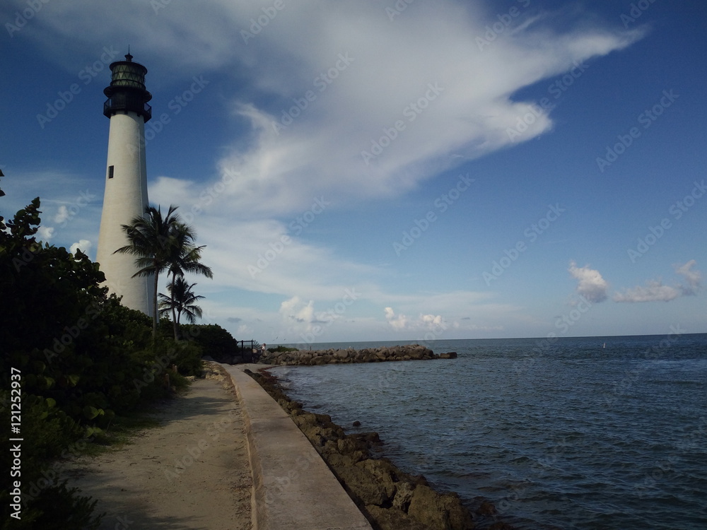 Faro en un maravilloso día de verano Faro en un maravilloso día de verano