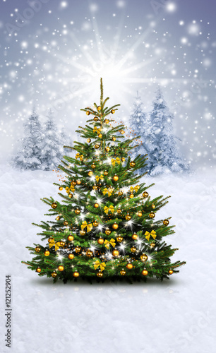 Verschneiter Weihnachtshintergrund mit Goldenem Christbaum