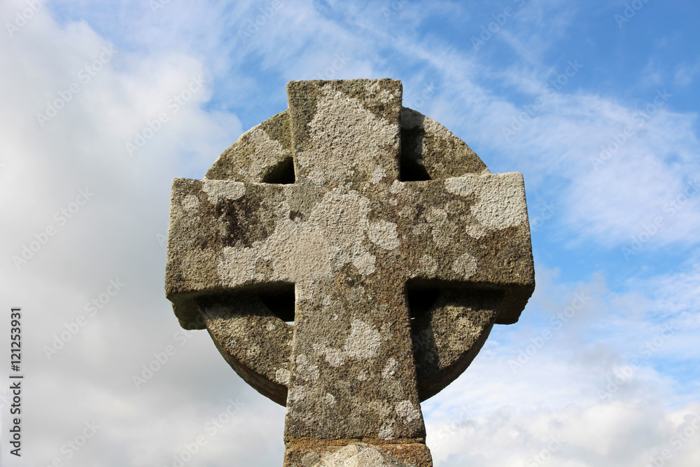 Croix celtique en pierre ancienne à Locronan, Finistère, Bretagne