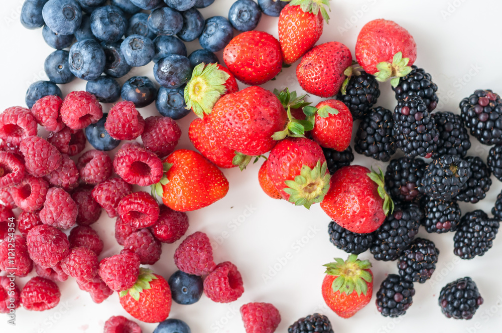 Obraz premium blueberries raspberries strawberries blackberries