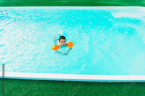 Canvas-taulu Boy learning to swim