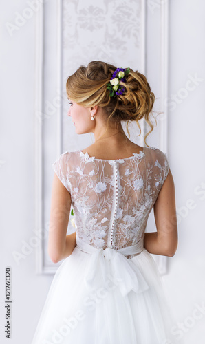 Obraz na płótnie Bride. A young girl in white dress. w salonie