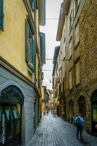Fototapeta Naklejka Na Ścianę i Meble -  Small and narrow streets of Bergamo italy