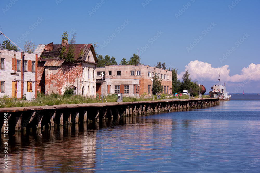 Obraz premium home wooden pier reflected in the water