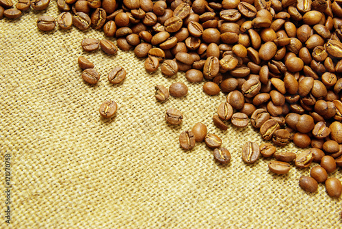 Fototapeta Naklejka Na Ścianę i Meble -  coffee beans on burlap background