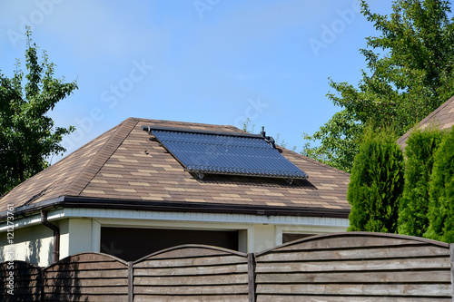 Bild auf Leinwand Solar water-heating installation on a garage roof