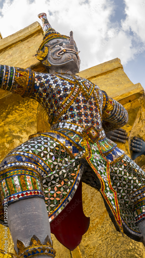 Obraz premium The special of giants statue with elephant trunk under golden pagoda of Emerald Buddha temple(Wat phra kaew) and Royal Grand Palace ,Bangkok,Thailand.