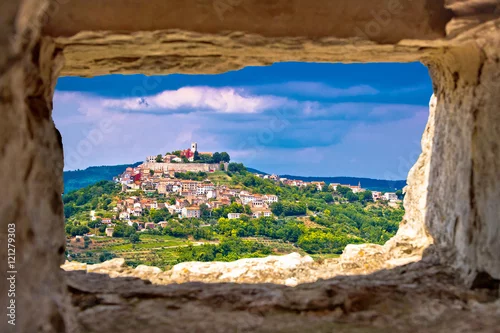 Fototapeta Miasto Motovun na malowniczym wzgórzu Istrii