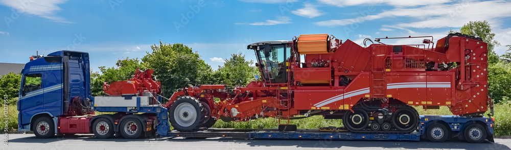 LKW transportiert einen Kartoffelernter