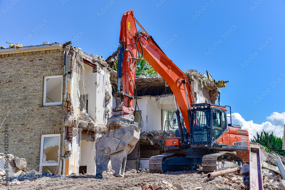 Baugewerbe - Abbrissbager vor einer Hausruine Baugewerbe - Abbrissbager vor einer Hausruine
