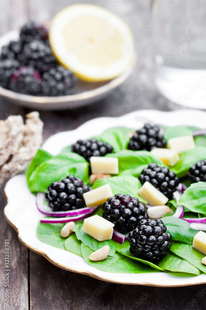 Seasonal leaf salad with cheese and blackberries Seasonal leaf salad with cheese and blackberries