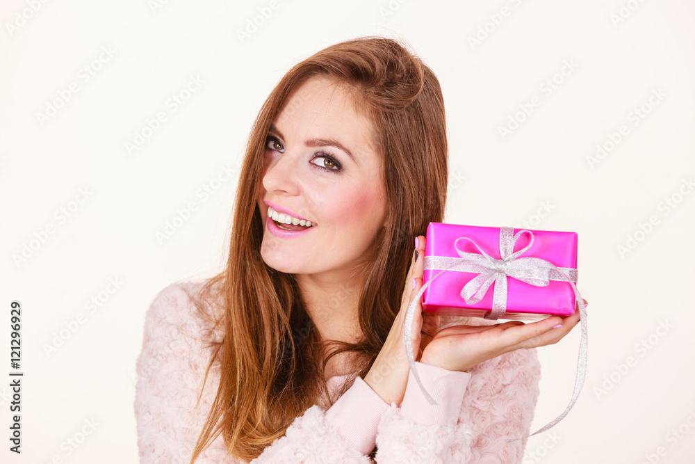 Lovely woman with pink rose box gift foto de Stock Adobe Stock