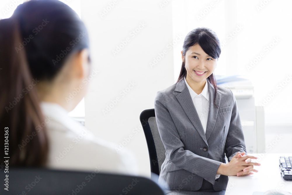 asian businesswomen talking on the desk asian businesswomen talking on the desk