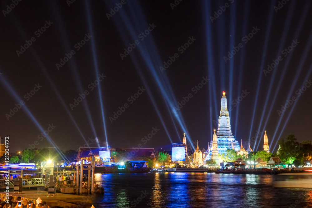 Fototapeta premium Lighting effects at Wat Arun Temple in the night, Bangkok, Thail
