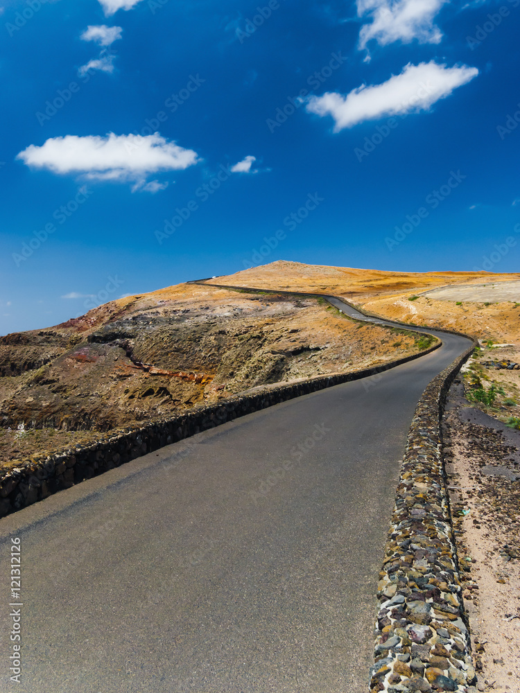 Φωτογραφία The road to the top of the mountain Mirador del Rio on background blue sky