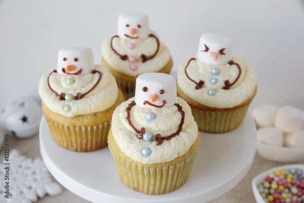 Fun homemade melting snowman cupcakes for kids Fun homemade melting snowman cupcakes for kids