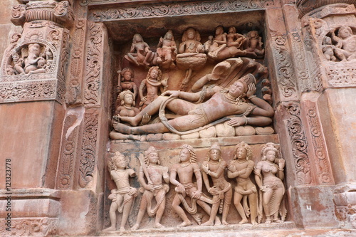 Tableau sur toile Hindu lord Vishnu lying on serpant Sheshnaga on a wall of Dashavatara Vishnu Temple of 320-600 AD, is one of the earliest Hindu stone temples to still survive today