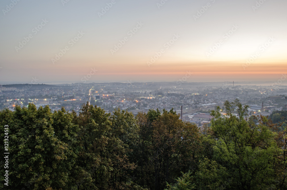 Obraz premium Sunrise over the city. View of the City from the High Castle, Lviv, Ukraine 