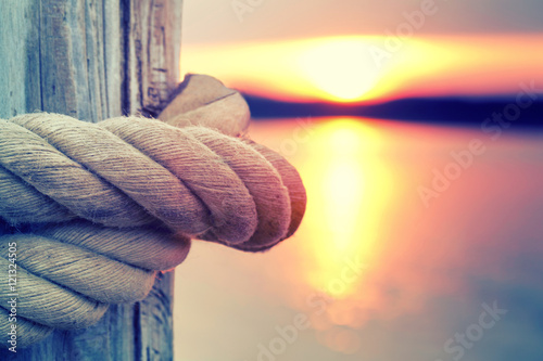 Fotografía sicherer Knoten im Tau, Sonnenaufgang am Steg