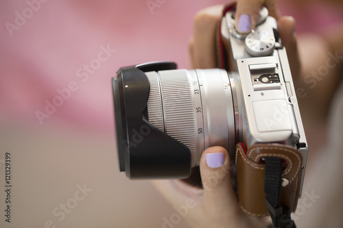 Mirrorless camera in the hands of women photo