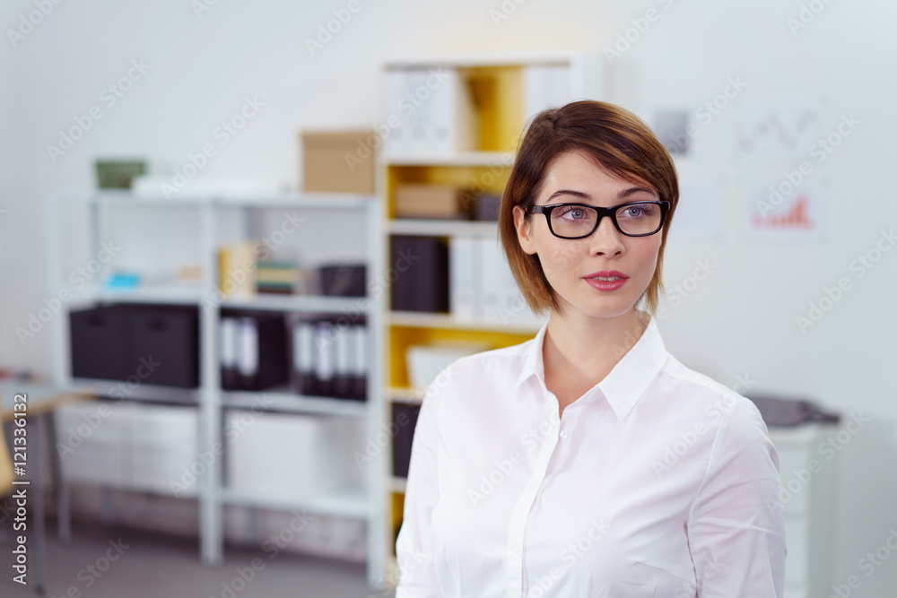 mitarbeiterin im büro