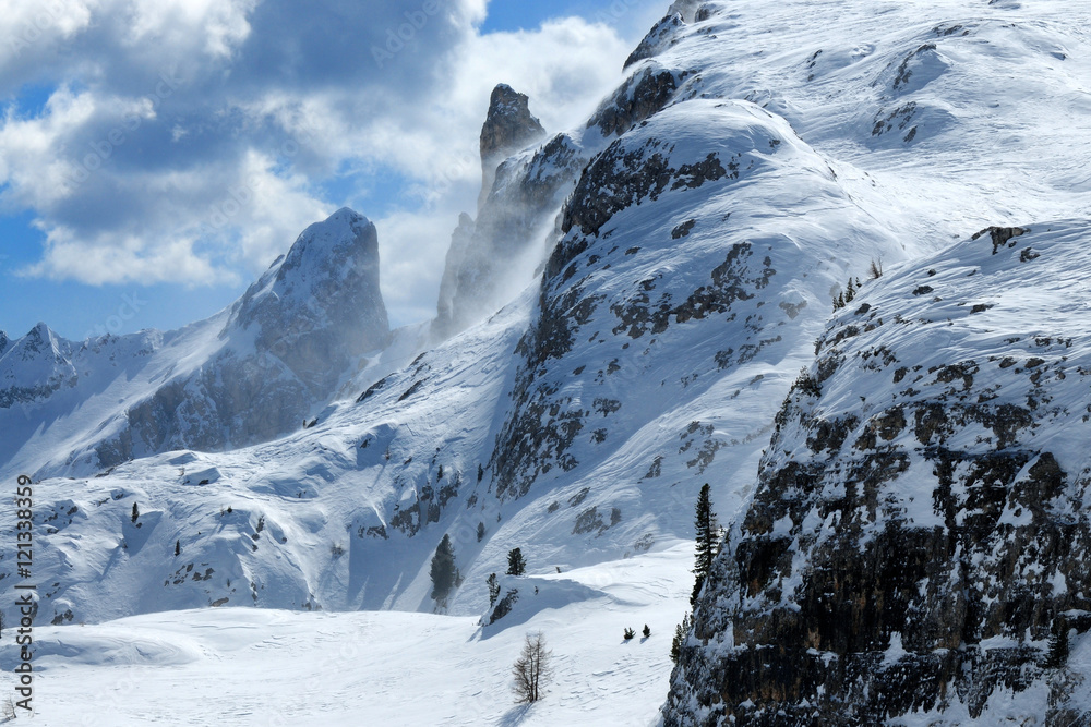 Obraz premium Winter Panorama from Rifugio Scoiattoli at Cinque Torri, Dolomites. Veneto, Italy.