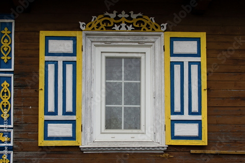 Okno z okiennicami