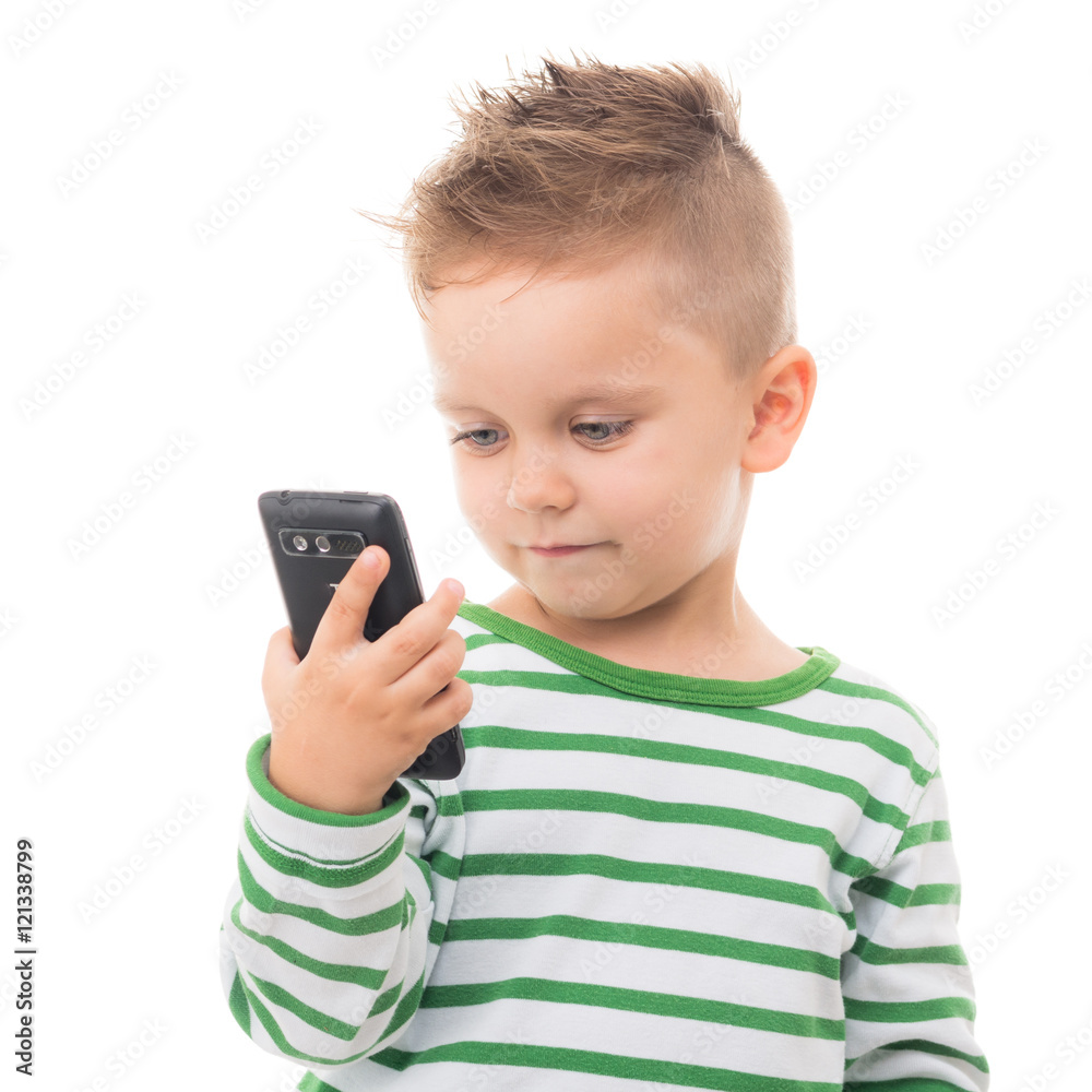 kind schaut auf das smartphone kind schaut auf das smartphone