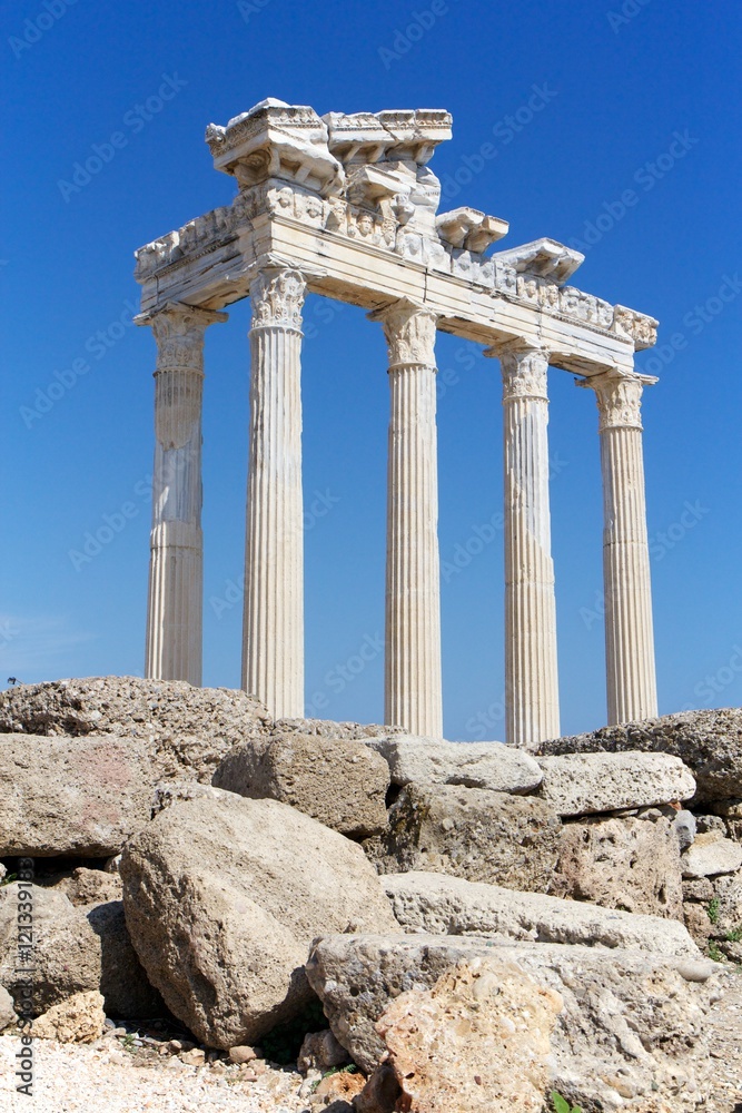Руины храма Аполлона в древнегреческом городе Сиде, Турция