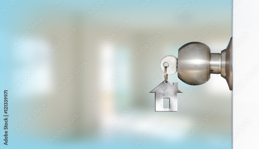 Obraz premium Open door with keys of house 