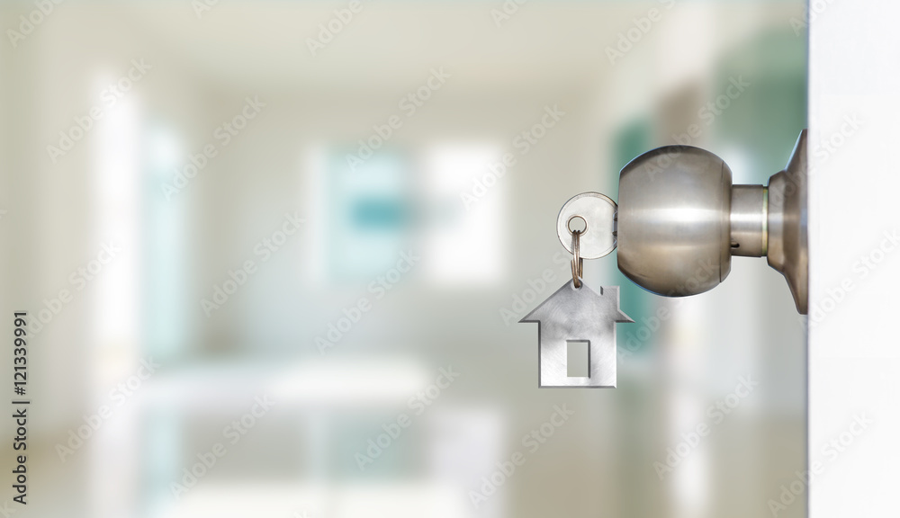 Obraz premium Open door with keys of house 