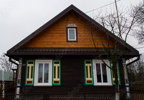 Dom drewniany z okiennicami