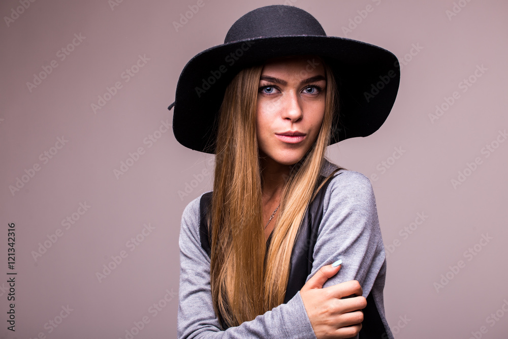 Portret ofyoung woman wearing summer black hat with large brim Portret ofyoung woman wearing summer black hat with large brim