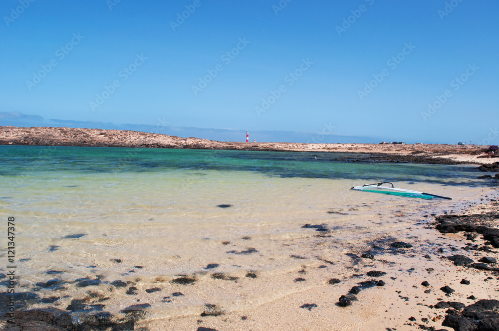 Fuerteventura, Isole Canarie: windsurf nella Caletta della Aldana con vista sul faro del Toston il 3 settembre 2016
