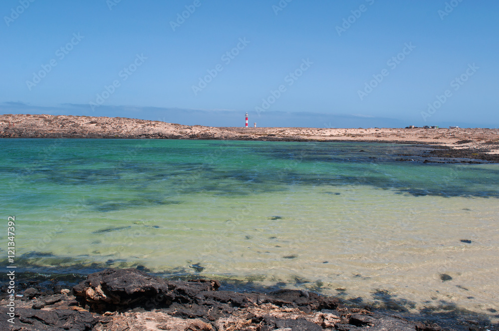 Fuerteventura, Isole Canarie: la Caletta della Aldana con vista sul faro del Toston il 3 settembre 2016