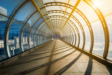 Fotobehang Tunnel Lege tunnel met voetpad bij zonsondergang  © VOJTa Herout