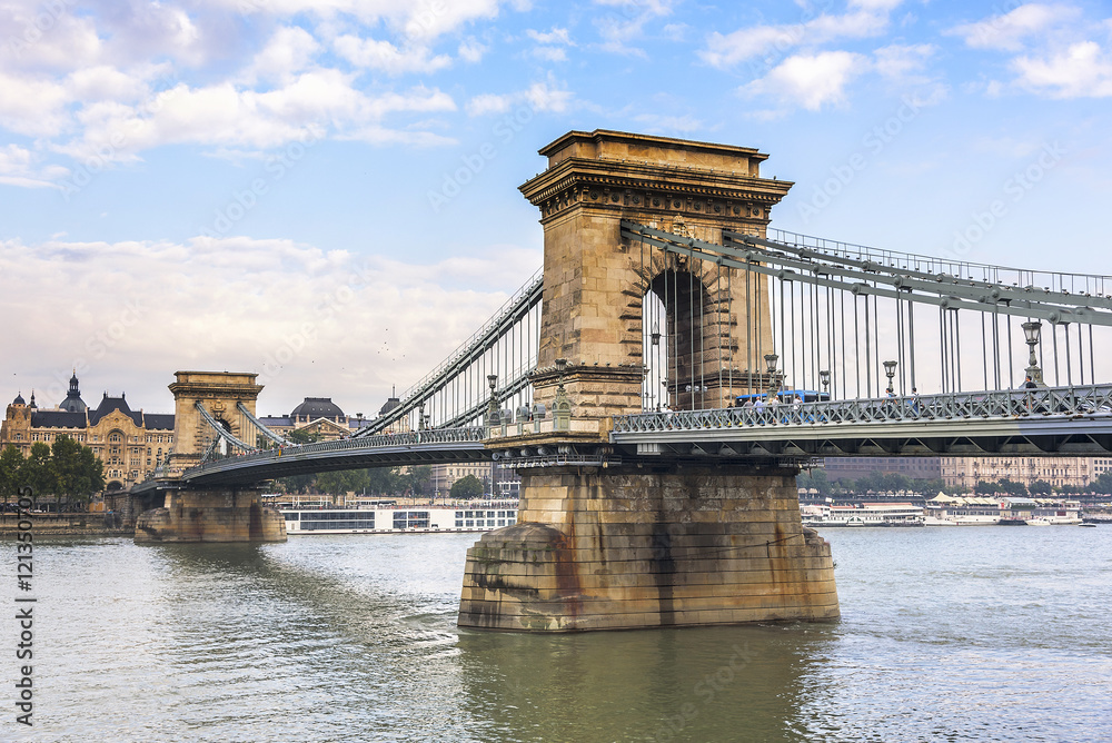 Obraz premium Szechenyi bridge in Budapest, Hungary.